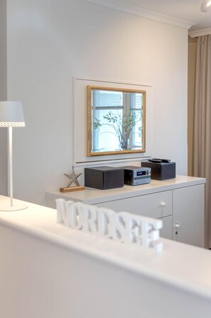 Lobby - For high demands: 1 room apartment, 4th floor, sea view, directly on the beach - (Sylt)