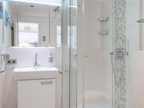 Shower, hair dryer, towels - 5th floor, top modern 1 room apartment with balcony and view. - Andreas-Dirks (Sylt)