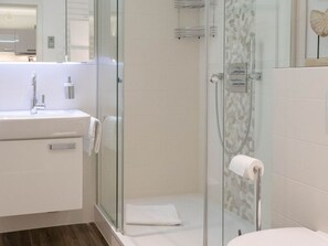 Bathroom - 5th floor, ultra-modern one-room apartment with a balcony and a view. - Andreas-Dirks (Sylt)