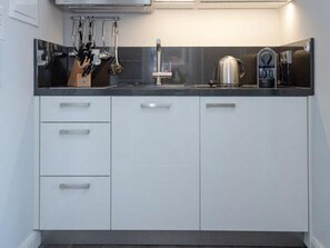 Kjøleskap, kokeplater, kaffetrakter/tekoker og vannkoker