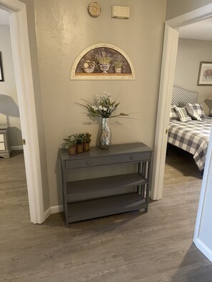 2 bedrooms, iron/ironing board, free WiFi, bed sheets - Entire Condo with community pool and in unit laundry (Gainesville)