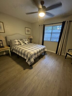 2 bedrooms, iron/ironing board, free WiFi, bed sheets - Entire Condo with community pool and in unit laundry (Gainesville)