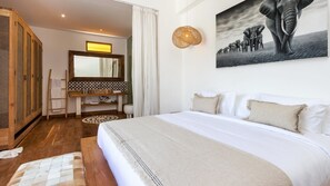 4 bedrooms, iron/ironing board, internet, bed sheets