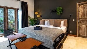 4 bedrooms, iron/ironing board, internet, bed sheets