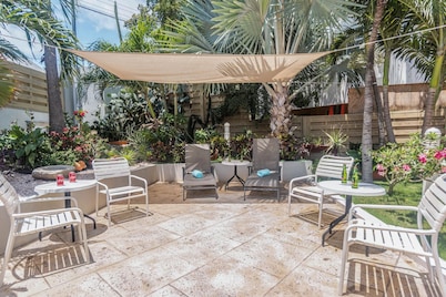 Cozy, Central & Quiet ~ Close to the Beach ~ Pool!