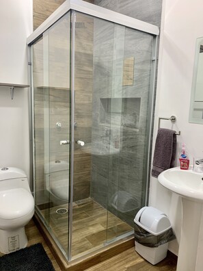 Shower, handuk, sabun, dan sampo