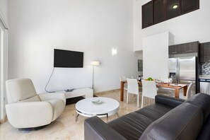 TV - 2BR Condo 5* Location w/ AmazingViews ~ Pool ~ GYM (Noord)