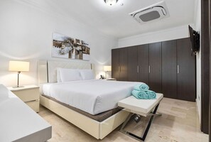 2 bedrooms, iron/ironing board, WiFi, bed sheets - 2BR Condo 5* Location w/ AmazingViews ~ Pool ~ GYM (Noord)