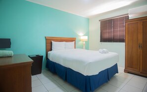 2 bedrooms, iron/ironing board, WiFi - Quiet, Cozy & Central ~ Close to the Beach ~ Pool! (Noord)