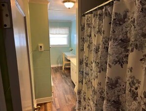 Towels, soap, toilet paper - Beautiful 3 Bedroom Lakefront Home (Sweet Valley)