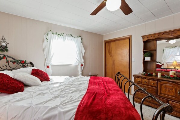 3 bedrooms, desk, iron/ironing board, free WiFi
