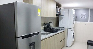 Kühlschrank, Mikrowelle, Wasserkocher mit Kaffee-/Teezubehör, Toaster