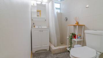 Economy Room, 1 Bedroom, Ensuite, Garden View | Bathroom | Shower, towels