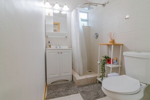 Economy-Zimmer, 1 Schlafzimmer, mit Bad, Gartenblick | Badezimmer | Dusche, Handtücher