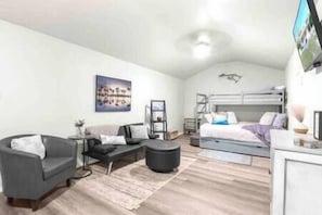 4 bedrooms, iron/ironing board, Internet, bed sheets