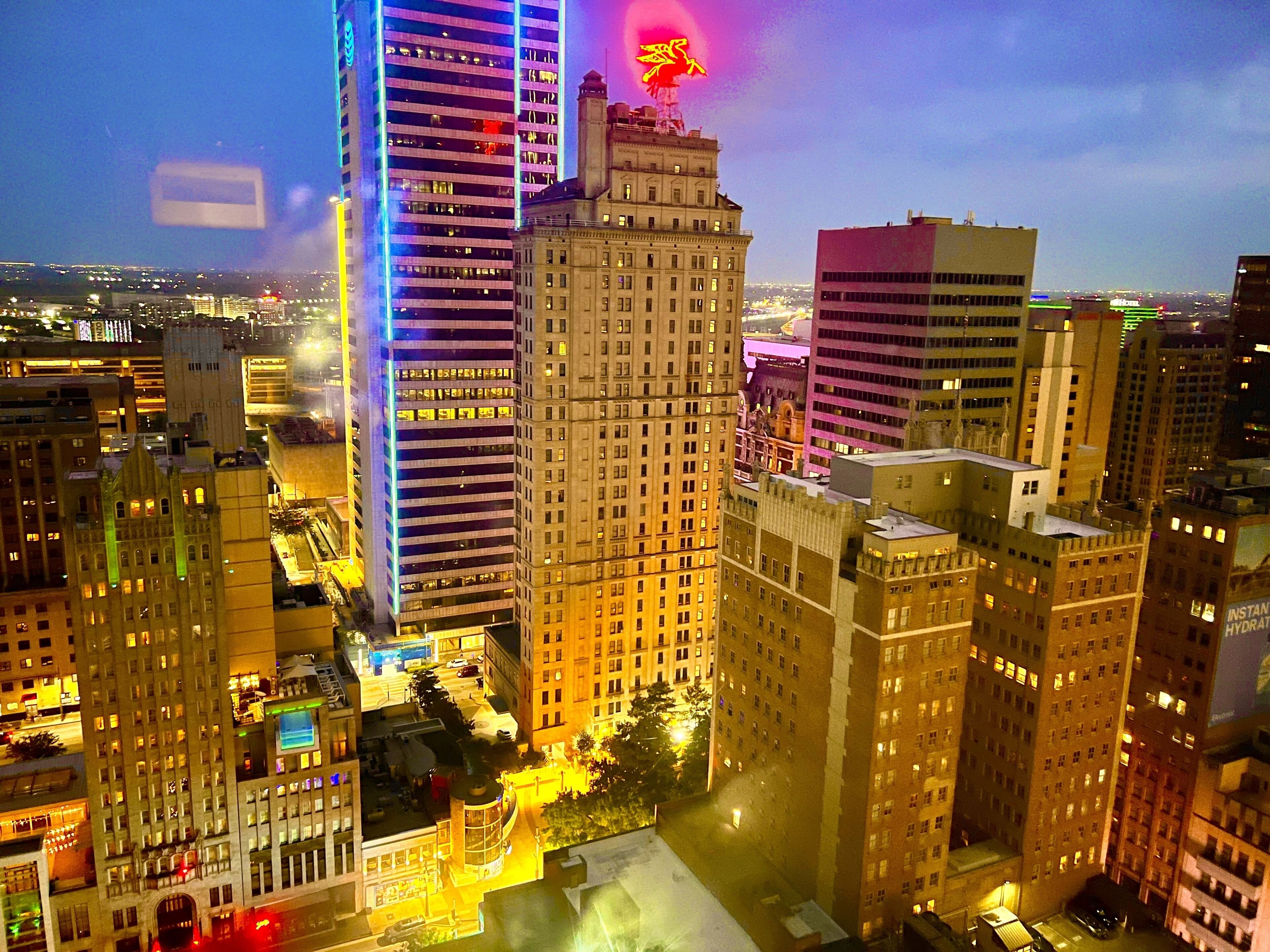 Downtown Dallas, 1 King bed+ Walking distance to ALL MAJOR ATTRACTIONS!