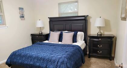 Stock Cottage Cozy 2 BR, 2 Bath House next to Biology Trails and SAU