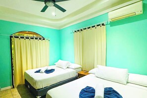 3 chambres, coffres-forts dans les chambres, lit parapluie