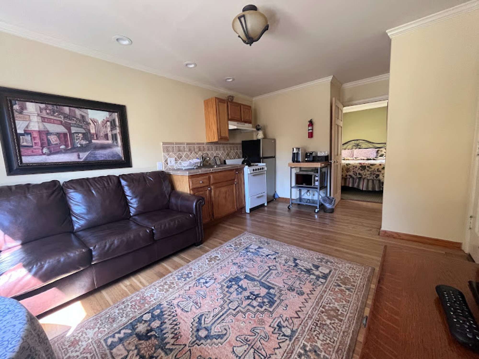 Marina Motel - King Suite with Garage