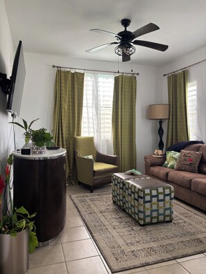 Smart-TV, Bücher, Stereoanlage