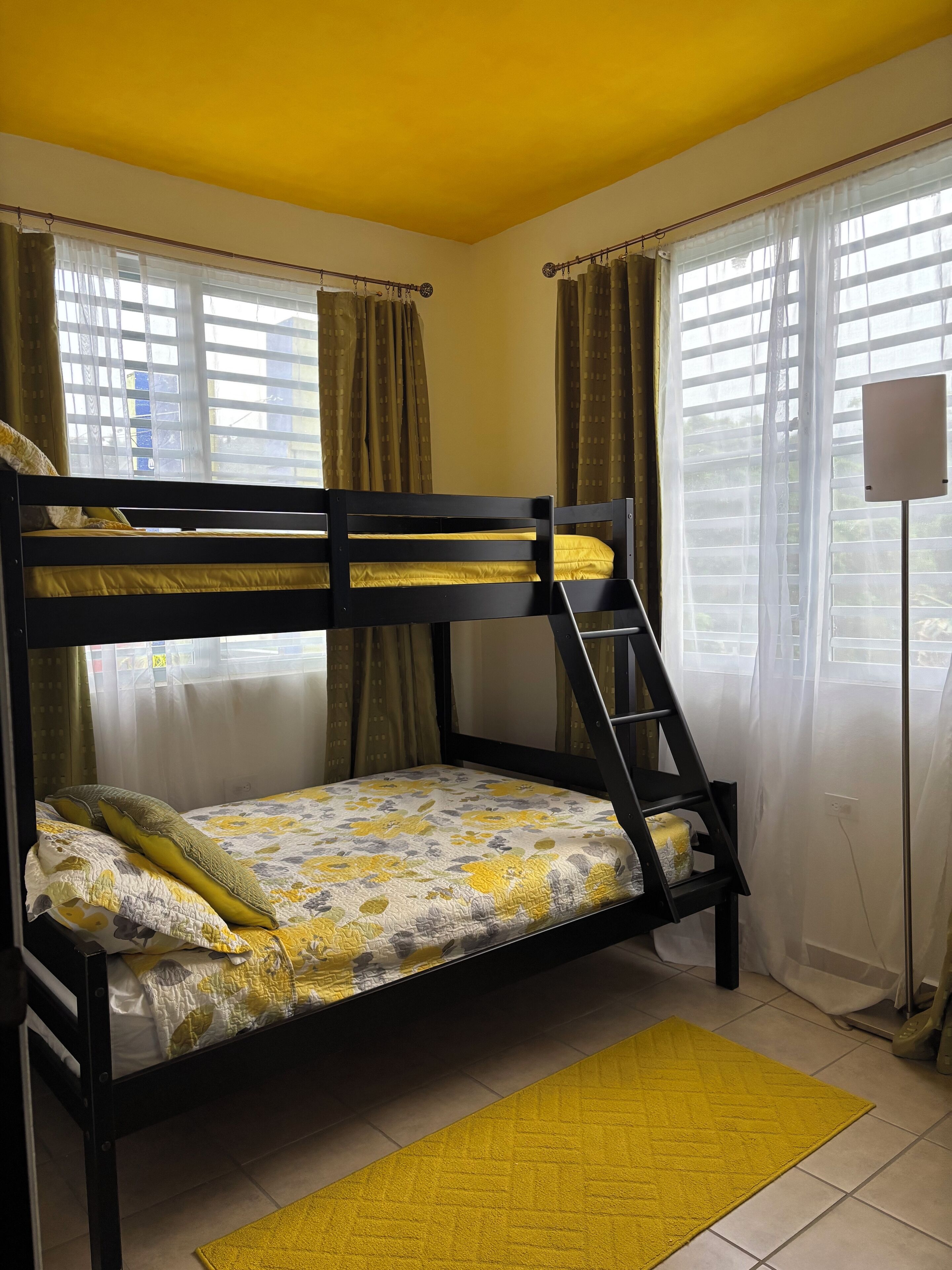 3 makuuhuonetta, tallelokero huoneessa, työpöytä, vauvan matkasänky