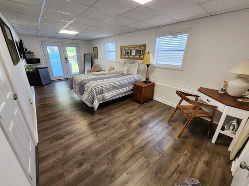 Centrally located private spacious getaway, queen bed and fast internet.