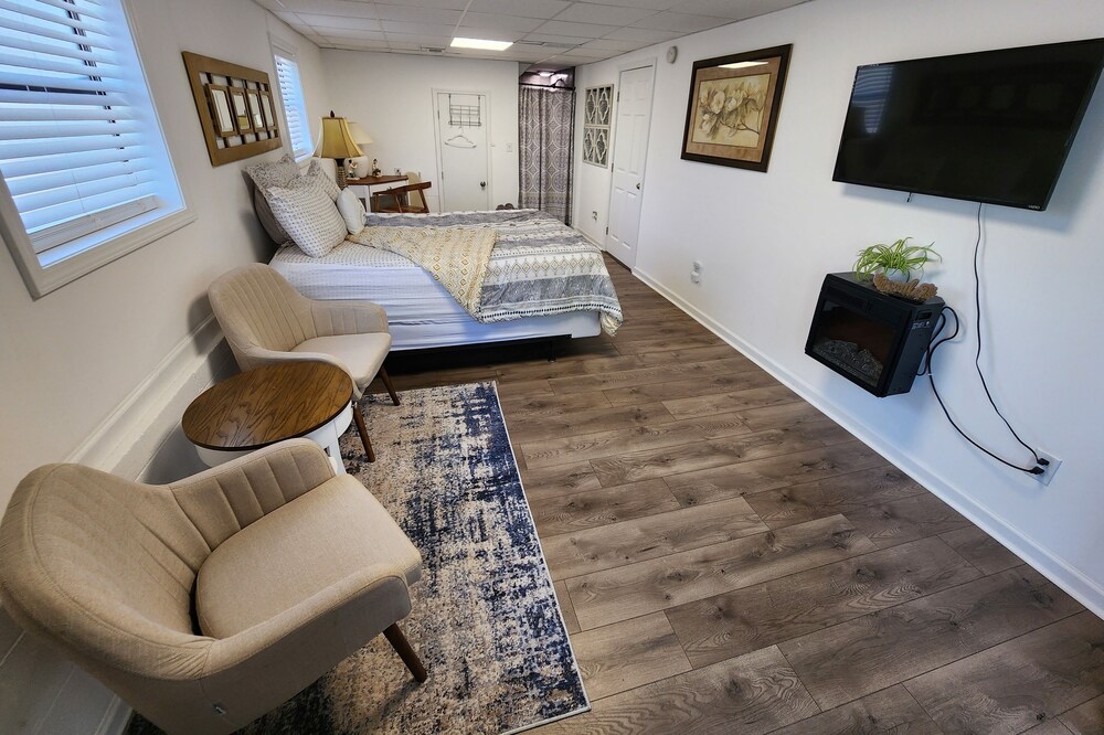 Centrally located private getaway, queen bed, fast internet and spacious