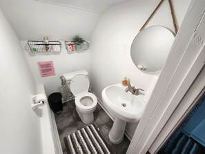 Douche, sèche-cheveux, bidet, serviettes fournies
