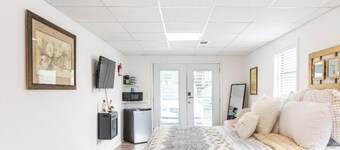 Centrally located private spacious getaway, queen bed and fast internet.