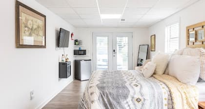 Centrally located private spacious getaway, queen bed and fast internet.