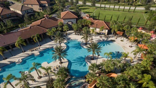 Oversigtsbillede af et resort med flere swimmingpools, palmer og resortbygninger.