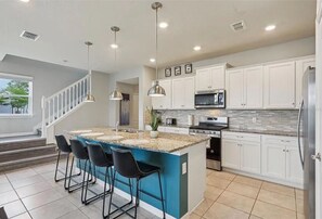 Fridge, microwave, oven, dishwasher - ORLANDO RELAX  SOLTERRA RESORT (Davenport)