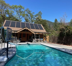 Alberca al aire libre y alberca climatizada