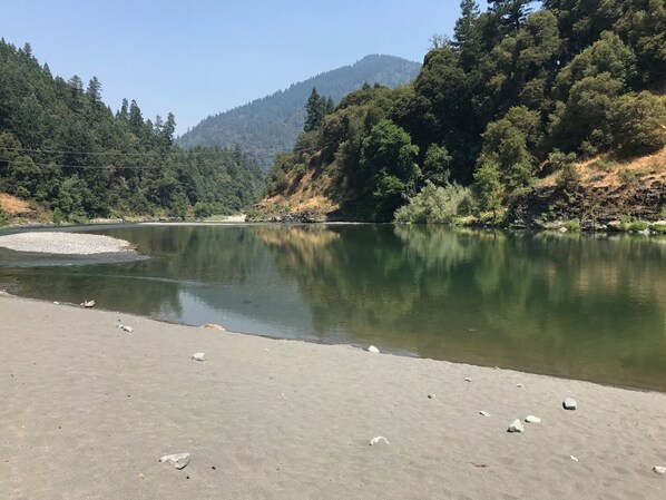 Playa en los alrededores, camastros y toallas de playa