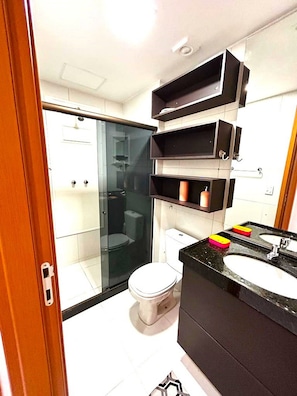 Apartamento família | Banheiro | Chuveiro, secador de cabelo, toalhas de banho, papel higiênico