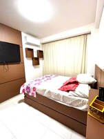 Ropa de cama hipoalergénica y espacio para trabajar con laptop 