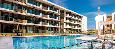 2 outdoor pools