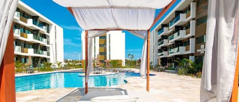 2 outdoor pools