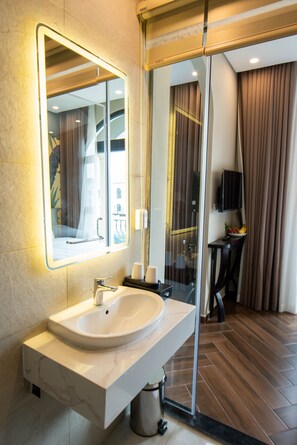 Familiekamer | Badkamer | Een bubbelbad, een hydromassagedouche, designer toiletartikelen
