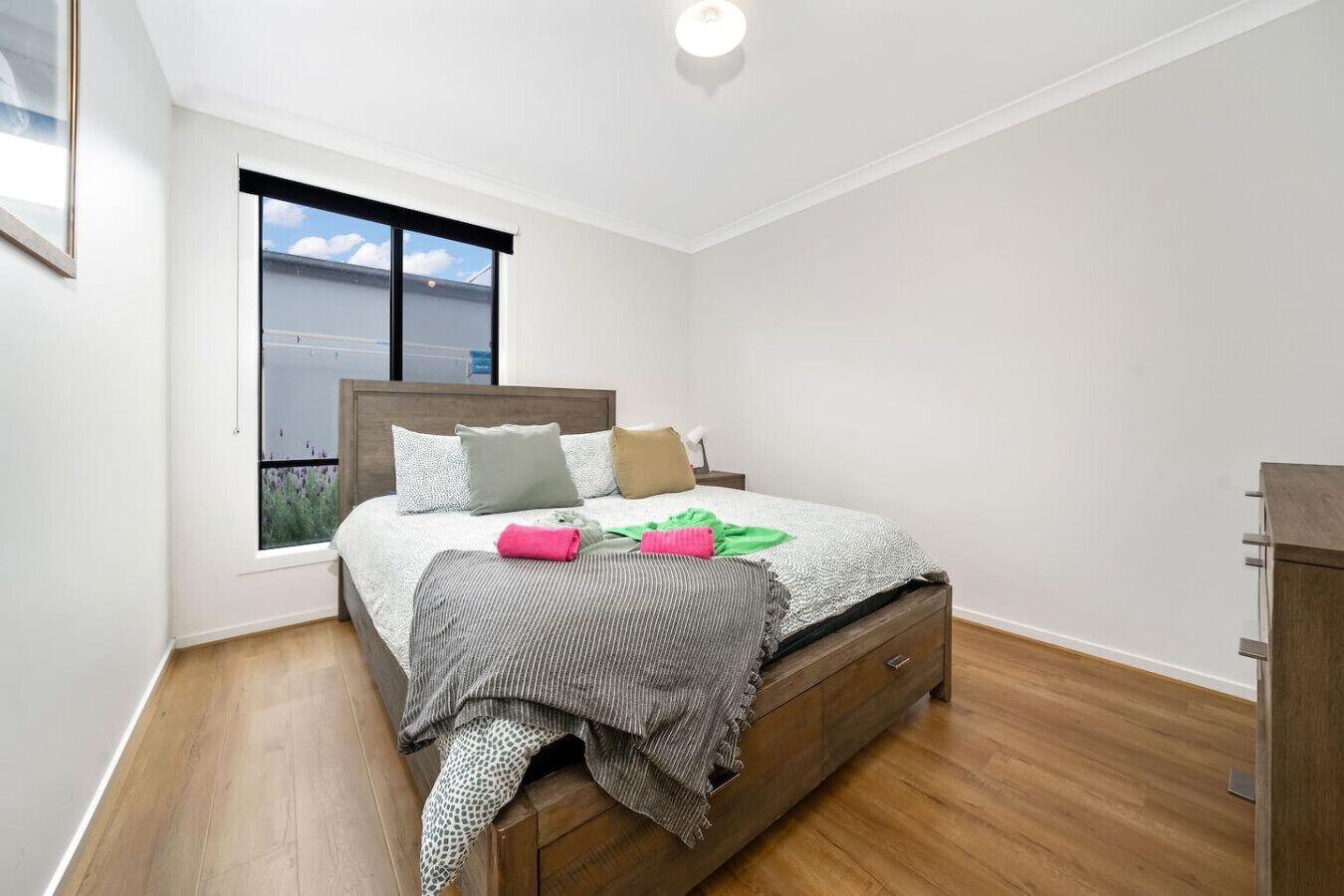 4 室のベッドルーム、デスク、アイロン / アイロン台、旅行用ベビーベッド