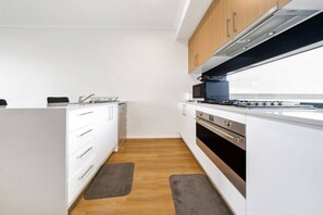 Kjøleskap, mikrobølgeovn, ovn og oppvaskmaskin