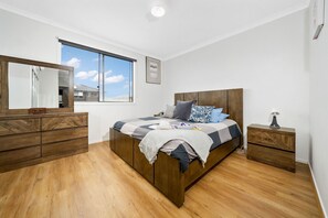 4 Schlafzimmer, Schreibtisch, Bügeleisen/Bügelbrett, Reisekinderbett