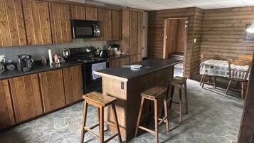 Täysikokoinen jääkaappi, mikroaaltouuni, uuni, liesi