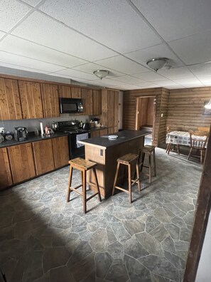 Geladeira grande, micro-ondas, fogão, cooktop