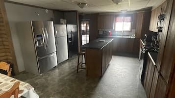 Full-sized fridge, microwave, oven, stovetop