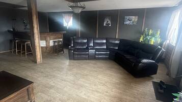 43–tuumainen äly-TV, jossa satelliittikanavat