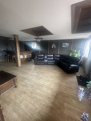 Smart TV 43 polegadas com canais via satélite, serviços de streaming