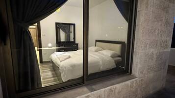 2 bedrooms, iron/ironing board, internet, wheelchair access