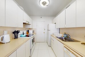 Refrigerador, microondas, horno y parrilla de estufa