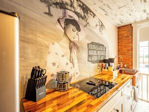 Loft, 1 chambre, vue ville | Cuisine privée | Grand réfrigérateur, micro-ondes, plaque de cuisson, grille-pain